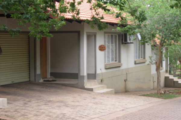 Pragwoning in sekuriteitskompleks