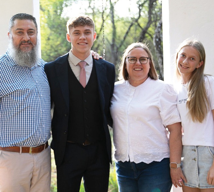 Die Gildenhuys-gesin deel in Niel se groot aand. Van links: Daniel Gildenhuys, Niel Gildenhuys, Henriëtte Gildenhuys en Niene Gildenhuys.