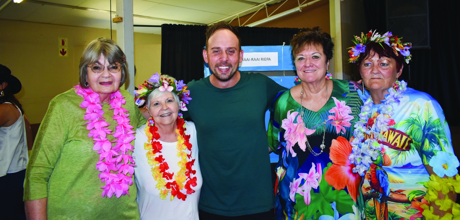 Saam vir ’n goeie doel! Van links is Rita Volschenk, Helen van Staden, Francois Boyce, Riana Bekker en Sanet Maasberg tydens die fondsinsamelingsoggend ten bate van die Thabazimbi Sopkombuis.