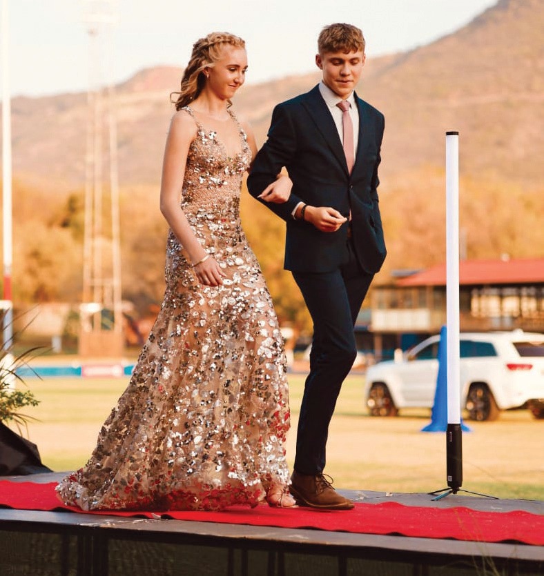 Niel Gildenhuys en sy metgesel, Alany Teessen, gereed vir ’n aand vol glans en mooi herinneringe.